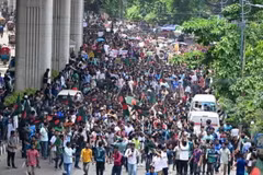 Người dân tham gia biểu tình phản đối chế độ hạn ngạch việc làm nhà nước tại Dhaka, Bangladesh, ngày 10/7/2024. (Ảnh: Getty Images/ TTXVN)