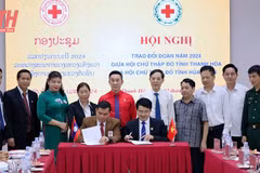 Hội Chữ thập Đỏ tỉnh Thanh Hóa và Hủa Phăn ký kết hợp tác. (Ảnh: Báo Thanh Hóa)