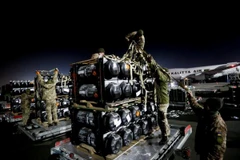 Các quân nhân Ukraine mở gói tên lửa chống tăng Javelin, được chuyển bằng máy bay như một phần của gói hỗ trợ quân sự của Mỹ cho Ukraine, tại Sân bay quốc tế Boryspil bên ngoài Kyiv, Ukraine ngày 10/2/2022. (Ảnh: Reuters) 