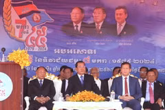 Chủ tịch Đảng Nhân dân Campuchia Samdech Techo Hun Sen (giữa) chủ trì lễ míttinh kỷ niệm 45 năm Ngày Chiến thắng 7/1 tại Thủ đô Phnom Penh. (Ảnh: Hoàng Minh/TTXVN)