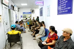 Bệnh nhân chờ khám chữa bệnh tại Bệnh viện Đa khoa Đống Đa, Hà Nội. (Ảnh: Dương Ngọc/TTXVN)