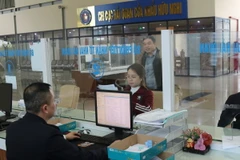 Cán bộ Hải quan cửa khẩu Hữu Nghị (Lạng Sơn) xử lý tờ khai doanh nghiệp xuất khẩu hàng hóa. (Ảnh: Quang Duy/TTXVN)