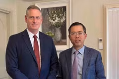 Đại sứ Phạm Hùng Tâm và ông Simon White tại buổi tiếp. (Ảnh: TTXVN phát)