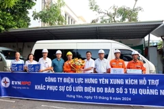 Lãnh đạo PC Hưng Yên động viên các cán bộ, kỹ sư, công nhân lên đường hỗ trợ tỉnh Quảng Ninh khắc phục hệ thống lưới điện. (Ảnh: Mai Ngoan/TTXVN)