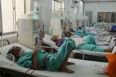 Bệnh nhân chạy thận tại Khoa Nội-Phổi-Thận, thuộc Bệnh viện Đa khoa tỉnh Long An. (Ảnh: Thanh Bình-TTXVN)