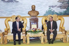 Đại tướng Vilay Lakhamphong, Bộ trưởng Bộ Công an Lào tiếp Thượng tướng Trần Quốc Tỏ, Thứ trưởng Bộ Công an. (Ảnh: Xuân Tú/TTXVN)