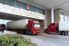 Xe chở nông sản Việt Nam xuất khẩu sang thị trường Trung Quốc qua Cửa khẩu quốc tế đường bộ số II KIm Thành, Lào Cai. (Ảnh: Quốc Khánh/TTXVN)