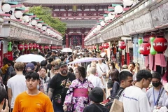 Khách du lịch tham quan phố mua sắm ở quận Asakusa ở Tokyo, Nhật Bản. (Ảnh: Kyodo/TTXVN)