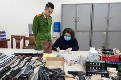 Một đối tượng tàng trữ và kinh doanh vũ khí thô sơ, công cụ hỗ trợ tại cơ quan điều tra Công an thành phố Lạng Sơn. (Ảnh: Thái Thuần/TTXVN)
