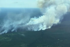 Khói bốc lên từ đám cháy rừng ở tỉnh Alberta, Canada ngày 2/7/2024. (Ảnh: THX/TTXVN)