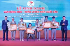 Trao Bằng khen của Thủ tướng Chính phủ cho 6 vận động viên có thành tích thi đấu xuất sắc tại Đại hội thể thao người khuyết tật Châu Á lần thứ 4 tại Hàng Châu, Trung Quốc. (Ảnh: Minh Quyết/TTXVN)