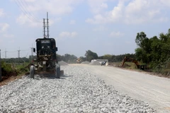 Tuyến đường ven biển Rạch Giá-Hòn Đất đoạn qua địa bàn huyện Hòn Đất (Kiên Giang) đang thi công. (Ảnh: Lê Huy Hải/TTXVN)