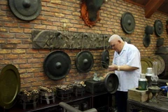 Ông Vi Văn Phúc với những hiện vật sưu tầm. (Ảnh: Văn Tý/TTXVN)