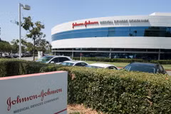 Trụ sở hãng dược phẩm của Mỹ Johnson & Johnson tại California, Mỹ. (Ảnh: AFP/TTXVN)