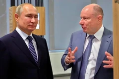 Tỷ phú người Nga Vladimir Potanin (phải) và Tổng thống Nga Vladimir Putin. (Ảnh: RFERL)