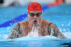 Vận động viên bơi lội người Anh Adam Peaty có kết quả xét nghiệm COVID-19 dương tính 1 ngày sau khi giành huy chương Bạc ở nội dung bơi ếch 100m. (Nguồn: AFP)