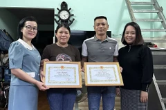 Đại diện lãnh đạo Sở Du lịch Đà Nẵng biểu dương và trao giấy khen cho vợ chồng anh Nguyễn Văn Trung và chị Nguyễn Thị Trách vì nghĩa cử cao đẹp. (Ảnh: TTXVN phát)