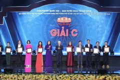 Ban tổ chức Giải Diên Hồng lần thứ hai trao giải C cho các tác giả, nhóm tác giả có tác phẩm đoạt giải. (Ảnh: Minh Quyết/TTXVN)