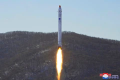 Hình ảnh do Hãng thông tấn Triều Tiên (KCNA) đăng phát ngày 19/12/2022 về vụ phóng thử tên lửa mang vệ tinh thực nghiệm tại bãi phóng vệ tinh Sohae ở Tongchang-ri. (Ảnh: AFP/TTXVN)