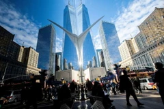 Mọi người đi bộ tại khu tài chính gần Sàn giao dịch chứng khoán New York (NYSE) ở New York, Mỹ. (Ảnh: Reuters)