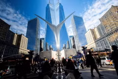 Mọi người đi bộ tại khu tài chính gần Sàn giao dịch chứng khoán New York (NYSE) ở New York, Mỹ. (Ảnh: Reuters)