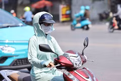 Người dân trang bị chống nắng khi ra đường. (Ảnh: Minh Đức/TTXVN)