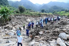 Trưởng ban Tuyên giáo Trung ương Nguyễn Trọng Nghĩa và Đoàn công tác kiểm tra tình hình thiệt hại do cơn bão số 3 gây ra tại xã Ngọc Chiến, huyện Mường La, tỉnh Sơn La. (Ảnh: Quang Quyết/TTXVN)