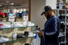 Người tiêu dùng chọn mua hàng hóa tại cửa hiệu ở Montreal, Canada. (Ảnh: AFP/TTXVN)