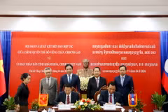 Ông Đinh Văn Thiệu, Phó Chủ tịch UBND tỉnh Khánh Hòa và ông Sililat Thongsin Thongphenh, Phó Đô trưởng Thủ đô Vientiane ký kết Bản ghi nhớ hợp tác giữa hai địa phương. (Ảnh: Phạm Kiên/TTXVN)