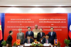 Ông Đinh Văn Thiệu, Phó Chủ tịch UBND tỉnh Khánh Hòa và ông Sililat Thongsin Thongphenh, Phó Đô trưởng Thủ đô Vientiane ký kết Bản ghi nhớ hợp tác giữa hai địa phương. (Ảnh: Phạm Kiên/TTXVN)