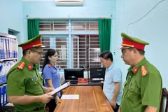 Cơ quan Cảnh sát điều tra tống đạt các quyết định đối với bị can Lê Quang Hào. (Nguồn: Báo Công an thành phố Đà Nẵng)