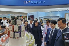 Các đại biểu tham quan gian hàng của doanh nghiệp tại Viet Nam International Sourcing Expo 2024. (Ảnh: Xuân Anh/TTXVN)