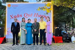 Đại sứ Nguyễn Nam Tiến và các đại biểu tham dự sự kiện. (Ảnh: Báo Quốc tế)