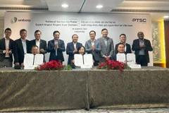 Các bên liên quan ký kết văn bản tại Lễ Trao thầu. (Ảnh: Tất Đạt/TTXVN)