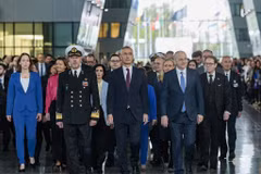 Đô đốc Rob Bauer, Chủ tịch Ủy ban quân sự NATO cùng Tổng Thư ký NATO Jens Stoltenberg và Phó Tổng Thư ký Mircea Geoană tại lễ kỷ niệm. (Ảnh: TTXVN phát)