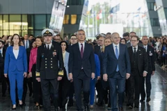 Đô đốc Rob Bauer, Chủ tịch Ủy ban quân sự NATO cùng Tổng Thư ký NATO Jens Stoltenberg và Phó Tổng Thư ký Mircea Geoană tại lễ kỷ niệm. (Ảnh: TTXVN phát)