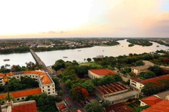 Thành phố Huế góc nhìn từ cầu Trường Tiền về phía Cồn Hến. (Ảnh: Hồ Cầu/TTXVN)
