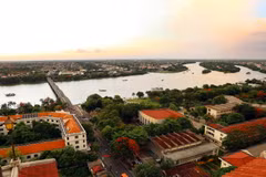 Thành phố Huế góc nhìn từ cầu Trường Tiền về phía Cồn Hến. (Ảnh: Hồ Cầu/TTXVN)