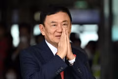 Cựu Thủ tướng Thái Lan Thaksin Shinawatra tại sân bay Don Mueang ở thủ đô Bangkok ngày 22/8/2023. (Ảnh: AFP/TTXVN)