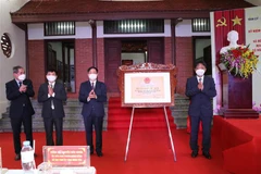 Lãnh đạo Bộ Văn hóa, Thể thao và Du lịch trao Bằng xếp hạng di tích quốc gia Địa điểm lưu niệm đồng chí Lê Văn Lương. (Ảnh: Mai Ngoan/TTXVN)