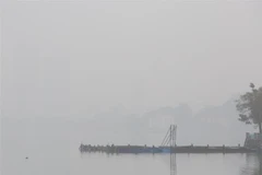 Sương mù dày đặc tại khu vực Hồ Tây. (Ảnh: Tuấn Đức/TTXVN)