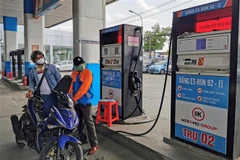 Mua bán xăng tại cửa hàng kinh doanh xăng dầu Petrolimex trên đường Trần Quang Khải, Hà Nội. (Ảnh: Trần Việt/TTXVN)
