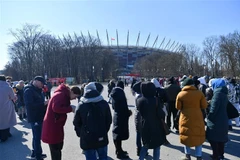 Người tị nạn từ Ukraine xếp hàng bên ngoài một điểm cấp mã số định danh tại Warsaw, Ba Lan, ngày 20/3. (Ảnh: PAP/ TTXVN)