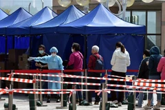 Một điểm xét nghiệm COVID-19 tại Hong Kong, Trung Quốc ngày 27/2. (Ảnh: THX/TTXVN)