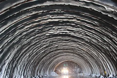 Hạng mục hầm Dốc Sạn đã được thi công khoảng 250m mỗi bên ống hầm. (Ảnh: Phan Sáu/TTXVN)