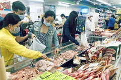 Người dân mua sắm tại siêu thị trên phố Võ Thị Sáu, quận Hai Bà Trưng, Hà Nội. (Ảnh: Trần Việt/TTXVN)