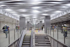 Lối xuống tầng B2 nhà ga Ba Son đang được hoàn thiện. (Ảnh: Tiến Lực/TTXVN)