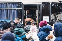 Người dân lên xe buýt sơ tán khỏi thành phố Irpin, Ukraine, ngày 5/3. (Ảnh: THX/ TTXVN)