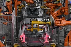 Dây chuyền lắp ráp ôtô tại nhà máy của Tập đoàn sản xuất xe ôtô BMW của Đức ở Munich, ngày 22/10/2021. (Ảnh: AFP/TTXVN)