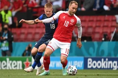 Cầu thủ Jere Uronen (trái) của Phần Lan tranh bóng với cầu thủ Christian Eriksen của Đan Mạch trong trận đấu bảng B, Vòng chung kết EURO 2020 trên sân Parken ở Copenhagen ngày 12/6/2021. (Ảnh: AFP/TTXVN)